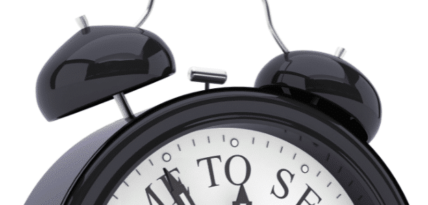 Ein schwarzer Wecker mit der Aufschrift „Time“ zum Verkaufen für Cross-Selling-Zwecke.